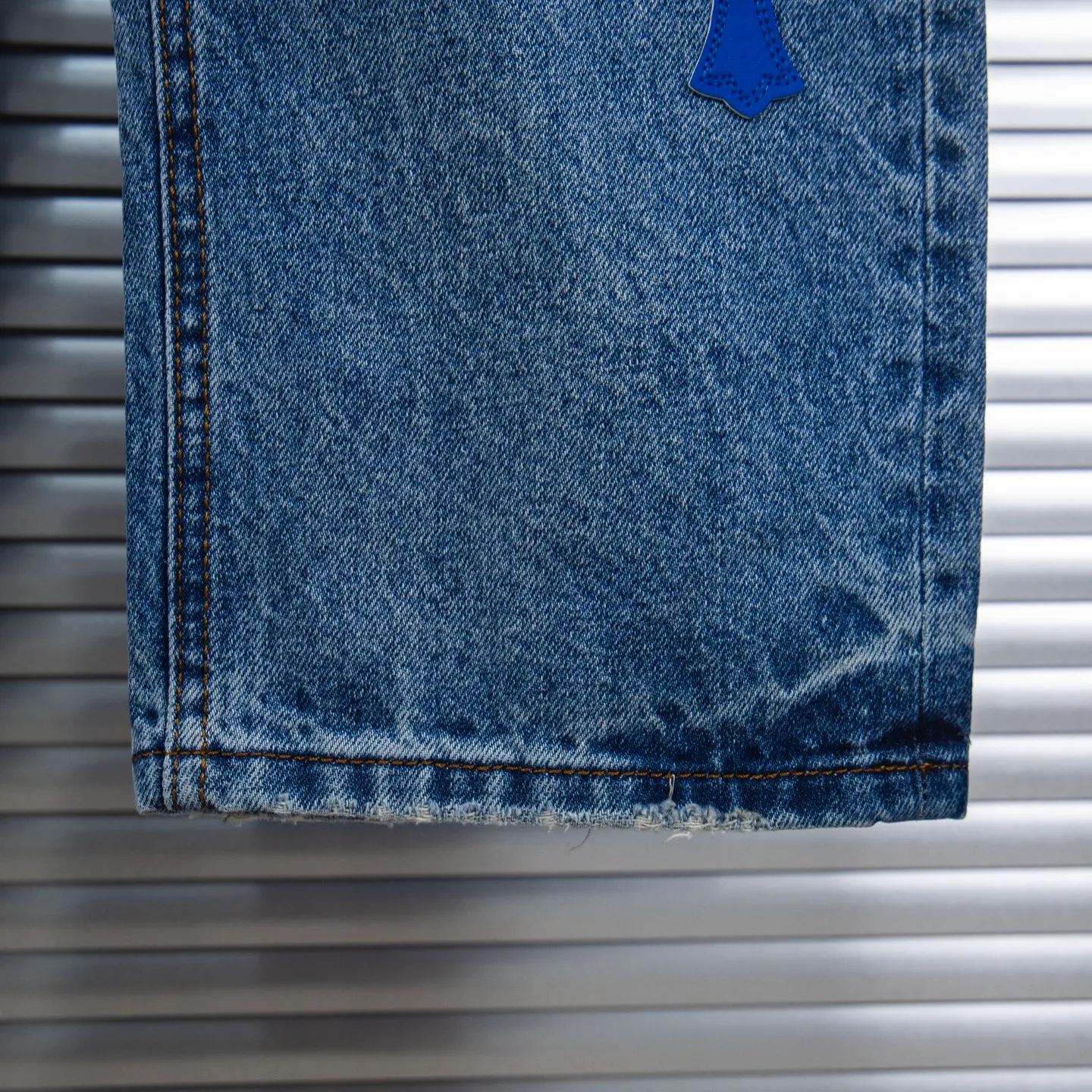 P260 Chrome Hearts Blue Pants Black White Blue Multi-Leather Jeans Top Version Chrome Hearts Jeans with Leather Jeans It is well known that chromehearts jeans use vintage Levis jeans as the base plate for creation. They usually add their own unique silver buckles and silver ornaments, plus leather embellishments. This is what doubles the value of these vintage jeans, because the base plate is Vintage jeans, jeans themselves have become very soft and comfortable after years of baptism, which can be distinguished from ordinary jeans. Regarding the size, you should also refer to the pants data. Style number: 1735# Size: 28 30 32 34 36